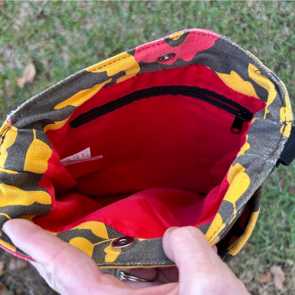 KAVU Limited Edition Floral Crossbody - Picture 6 of 7